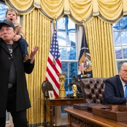 Elon Musk, director ejecutivo de Tesla y SpaceX, y su hijo se unen al presidente estadounidense Donald Trump para firmar órdenes ejecutivas en la Oficina Oval de la Casa Blanca en Washington, DC. | Foto:JIM WATSON / AFP