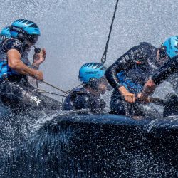 En esta foto se ve como el equipo neozelandés SailGP, dirigido por Peter Burling, choca contra una ola durante una sesión de práctica antes del Gran Premio de Vela de Australia KPMG en Sídney. | Foto:BOB MARTIN / SailGP / AFP
