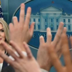 La secretaria de prensa de la Casa Blanca, Karoline Leavitt, habla durante la sesión informativa diaria en la sala de prensa Brady de la Casa Blanca en Washington, DC. | Foto:ANDREW CABALLERO-REYNOLDS / AFP