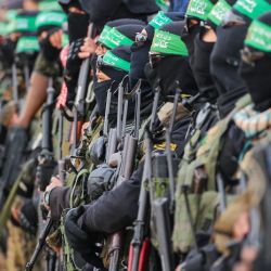 Los combatientes de Hamas aseguran una zona antes de entregar a tres rehenes israelíes a un equipo de la Cruz Roja en Deir el-Balah, en el centro de Gaza. | Foto:Eyad Baba / AFP