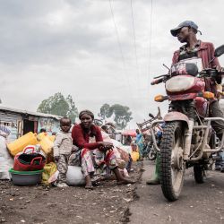 Los desplazados internos de los campamentos de Bulengo y Lushagala esperan sentados al costado de la carretera para regresar a sus hogares en Bulengo. Los combates estallaron en el este de la República Democrática del Congo, tres días después de que los líderes africanos pidieran un alto el fuego y una breve pausa en el conflicto. | Foto:Jospin Mwisha / AFP