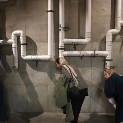 Los visitantes prueban instalaciones con una serie de dispositivos y mecanismos que producen sonido en una exposición titulada "La escena sonora de Irán" en Teherán. | Foto:ATTA KENARE / AFP
