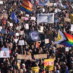 LUKAS BARTH-TUTTAS / AFP | Foto:Manifestantes participan en una manifestación contra la extrema derecha en la Theresienwiese bajo el lema “¡La democracia os necesita!”, en Múnich.