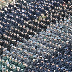 Miembros de las Fuerzas Armadas asisten a la misa del Papa Francisco por el Jubileo de las Fuerzas Armadas en la plaza de San Pedro en el Vaticano. | Foto:ALBERTO PIZZOLI / AFP