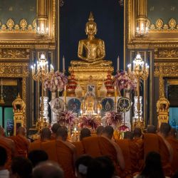 Monjes budistas tailandeses rezan frente a una estatua de Buda en el templo Wat Ratchabophit durante el Día de Makha Bucha en Bangkok. | Foto:Chanakarn Laosarakham / AFP