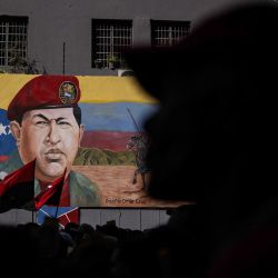 Partidarios del presidente de Venezuela, Nicolás Maduro, frente a un mural que representa al fallecido presidente Hugo Chávez asisten a una manifestación para celebrar el Día de la Juventud Venezolana en Caracas. | Foto:JUAN BARRETO / AFP