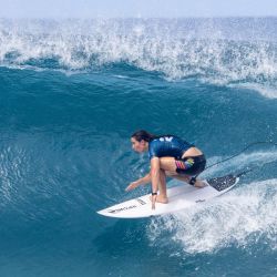 Tyler Wright de Australia compite para ganar el primer lugar en el evento femenino de Lexus Pipe Pro 2025 en Pipeline en la costa norte de Oahu. | Foto:Brian Bielmann / AFP