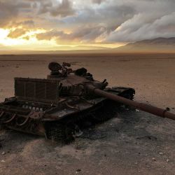 Un tanque destruido yace abandonado cerca de las ruinas de la antigua ciudad siria de Palmira, de la época romana. | Foto:OMAR HAJ KADOUR / AFP