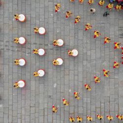 Vista aérea tomada con un dron de artistas realizando una presentación en un punto escénico, en la ciudad de Luoyang, en la provincia de Henan, en el centro de China. | Foto:Xinhua/Li Weichao