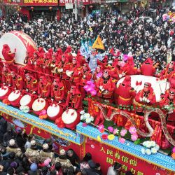 Vista aérea tomada con un dron de personas disfrutando de un evento de arte popular en celebración del Festival de las Linternas, en Zhuanglang de Pingliang, en la provincia de Gansu, en el noroeste de China. | Foto:Xinhua/Wang Yi