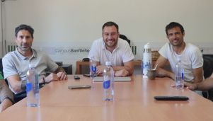 Matías Mariotto junto a ex jugadores de Banfield