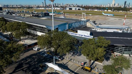 Un avión de Aerolíneas Argentinas aterrizó de emergencia y Aeroparque quedó inoperable