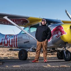 Max Manow saltó de un helicóptero, siguió a un avión en movimiento y se sujetó a él con un gancho, lo que le permitió ser remolcado con su wing suit fuera del Gran Cañón de Arizona antes de lanzarse en caída libre.