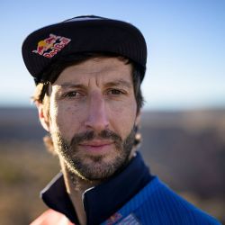 Max Manow saltó de un helicóptero, siguió a un avión en movimiento y se sujetó a él con un gancho, lo que le permitió ser remolcado con su wing suit fuera del Gran Cañón de Arizona antes de lanzarse en caída libre.