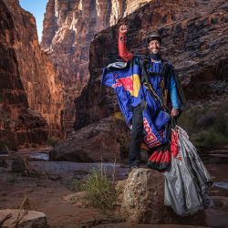 Max Manow saltó de un helicóptero, siguió a un avión en movimiento y se sujetó a él con un gancho, lo que le permitió ser remolcado con su wing suit fuera del Gran Cañón de Arizona antes de lanzarse en caída libre.