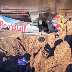 Max Manow saltó de un helicóptero, siguió a un avión en movimiento y se sujetó a él con un gancho, lo que le permitió ser remolcado con su wing suit fuera del Gran Cañón de Arizona antes de lanzarse en caída libre.