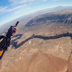 Max Manow saltó de un helicóptero, siguió a un avión en movimiento y se sujetó a él con un gancho, lo que le permitió ser remolcado con su wing suit fuera del Gran Cañón de Arizona antes de lanzarse en caída libre.