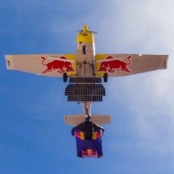 Max Manow saltó de un helicóptero, siguió a un avión en movimiento y se sujetó a él con un gancho, lo que le permitió ser remolcado con su wing suit fuera del Gran Cañón de Arizona antes de lanzarse en caída libre.