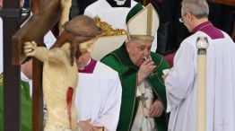 20250215 El papa Francisco bebe mientras celebra una misa por el Jubileo de las Fuerzas Armadas en la plaza de San Pedro en el Vaticano el 9 de febrero de 2025