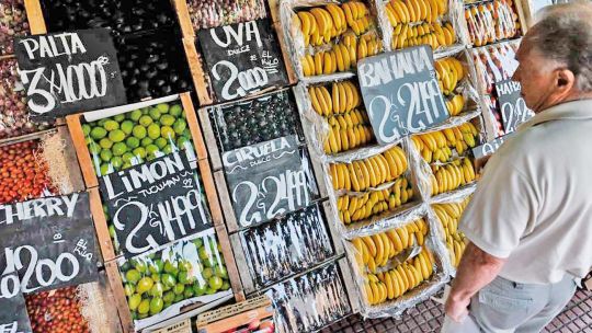 Polémica por la inflación: con la canasta actualizada hubieran perdido los salarios