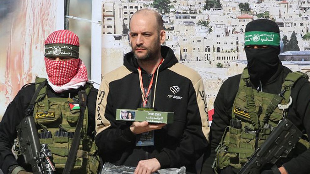 Delgado y con barba, el argentino Yair Horn en el momento de su liberación en Gaza.