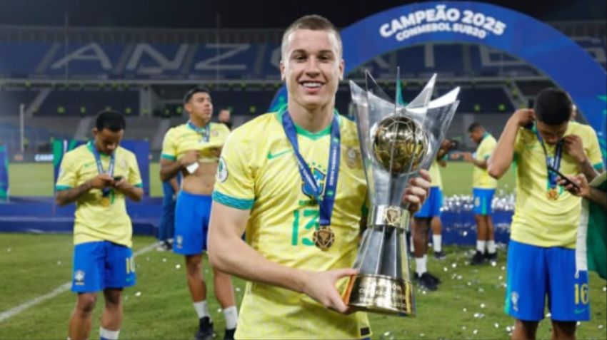 El futbolista de Gremio feliz por el título obtenido con el seleccionado brasileño Sub-20.