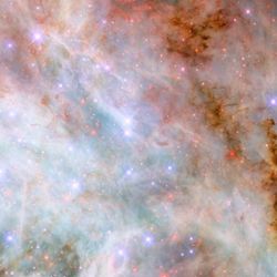 Las coloridas nubes de gas de la nebulosa contienen volutas y oscuros grumos de polvo