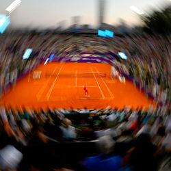 El argentino Francisco Cerundulo le sirve al español Pedro Martínez durante su partido de semifinales de tenis del ATP 250 Argentina Open en Buenos Aires. | Foto:LUIS ROBAYO / AFP