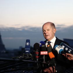 El canciller alemán Olaf Scholz da una declaración, tras la cumbre informal de líderes europeos sobre la situación en Ucrania y la seguridad europea, en la Embajada de Alemania en París. | Foto:Behrouz MEHRI / AFP