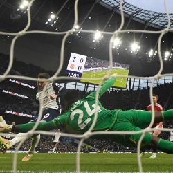 El centrocampista inglés del Tottenham Hotspur James Maddison dispara para marcar el primer gol ante el arquero camerunés del Manchester United Andre Onana durante el partido de fútbol de la Liga Premier inglesa entre el Tottenham Hotspur y el Manchester United en el Tottenham Hotspur Stadium en Londres. | Foto:Glyn Kirk / AFP