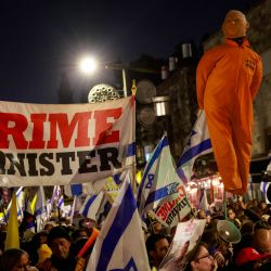 Familiares y simpatizantes de los rehenes israelíes retenidos en la Franja de Gaza desde los ataques del 7 de octubre de 2023 por militantes palestinos sostienen una efigie del primer ministro Netanyahu durante una manifestación en la que piden al gobierno un acuerdo para asegurar a los cautivos, en Jerusalén. | Foto:DIBYANGSHU SARKAR / AFP