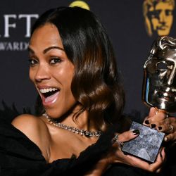 La actriz estadounidense-dominicana Zoe Saldana posa con el premio a Mejor Actriz de Reparto por "Emilia Pérez" durante la ceremonia de los Premios BAFTA de la Academia Británica de Cine en el Royal Festival Hall, Southbank Centre, en Londres. | Foto:JUSTIN TALLIS / AFP