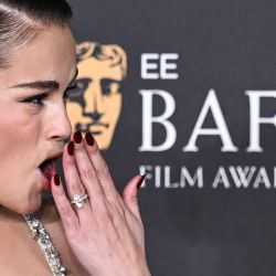 La actriz estadounidense Selena Gomez posa en la alfombra roja a su llegada a los premios BAFTA de la Academia Británica de Cine en el Royal Festival Hall, Southbank Centre, en Londres. | Foto:Ben Stansall / AFP