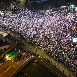 La gente se manifiesta en el bulevar principal de la ciudad de Kragujevac, en el centro de Serbia, en medio de meses de reclamos por la rendición de cuentas y la implementación de reformas por parte del gobierno. | Foto:ANDREJ ISAKOVIC / AFP
