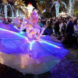 Los artistas actúan durante la 140ª edición del Carnaval de Niza en la ciudad de Niza, en la Riviera Francesa. La edición 2025 del Carnaval, cuyo tema es "El rey de los océanos", se llevará a cabo hasta el 2 de marzo de 2025. | Foto:Valery Hache / AFP