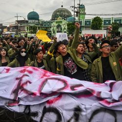Los estudiantes realizan una manifestación titulada Indonesia oscura para oponerse a las políticas de recorte presupuestario del presidente indonesio Prabowo Subianto frente al edificio de la Cámara de Representantes de la Región de Java Oriental en Surabaya. | Foto:JUNI KRISWANTO / AFP