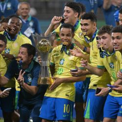 Los jugadores de Brasil celebran con el trofeo tras ganar el campeonato sudamericano de fútbol sub-20 de 2025 en el estadio José Antonio Anzoátegui en Puerto La Cruz, estado Anzoátegui, Venezuela. | Foto:JUAN BARRETO / AFP