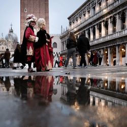 Los participantes, ataviados con trajes de época, posan durante el tradicional Carnaval de Venecia. | Foto:Tiziana Fabi / AFP