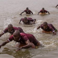Los participantes utilizan calabazas redondas para navegar durante la regata anual de barcos en Yauri, estado de Kebbi. El festival de la regata comenzó hace unos 200 años como una exhibición de fuerza naval del pueblo Gungu, donde los guerreros Gungu atacaban anualmente a los peligrosos hipopótamos que estaban destruyendo las tierras de cultivo. | Foto:TOYIN ADEDOKUN / AFP