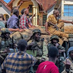 Los residentes caminan junto a un vehículo con combatientes del M23 en Bukavu. Los combatientes del M23 y las tropas ruandesas entraron en la capital provincial de la República Democrática del Congo, Bukavu, según informaron fuentes humanitarias y de seguridad. | Foto:Amani Alimasi / AFP