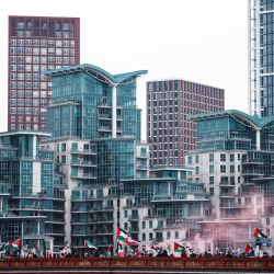 Manifestantes sostienen carteles y ondean banderas palestinas mientras cruzan el puente Vauxhall durante una marcha a favor de Palestina en el centro de Londres, organizada por la Campaña de Solidaridad con Palestina. | Foto:BENJAMIN CREMEL / AFP