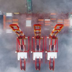 Un barco y grúas envueltos en niebla en el puerto de aguas profundas de Yangshan en Shanghai. | Foto:AFP
