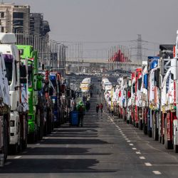 Un convoy de camiones cargados con suministros de ayuda humanitaria para la Franja de Gaza espera en la Nueva Capital Administrativa de Egipto, a unos 45 kilómetros al este de El Cairo. | Foto:Khaled Desouki / AFP