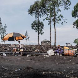 Una mujer desplazada descansa junto a la carretera con sus pocas pertenencias en Bulengo, cerca de Goma. | Foto:Jospin Mwisha / AFP