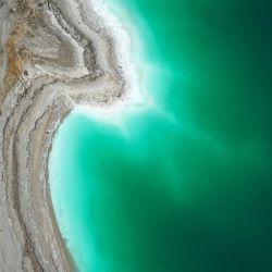 Vista aérea tomada con un dron del Mar Muerto cerca de la playa de Ein Gedi, en Israel. | Foto:Xinhua/Gil Cohen Magen