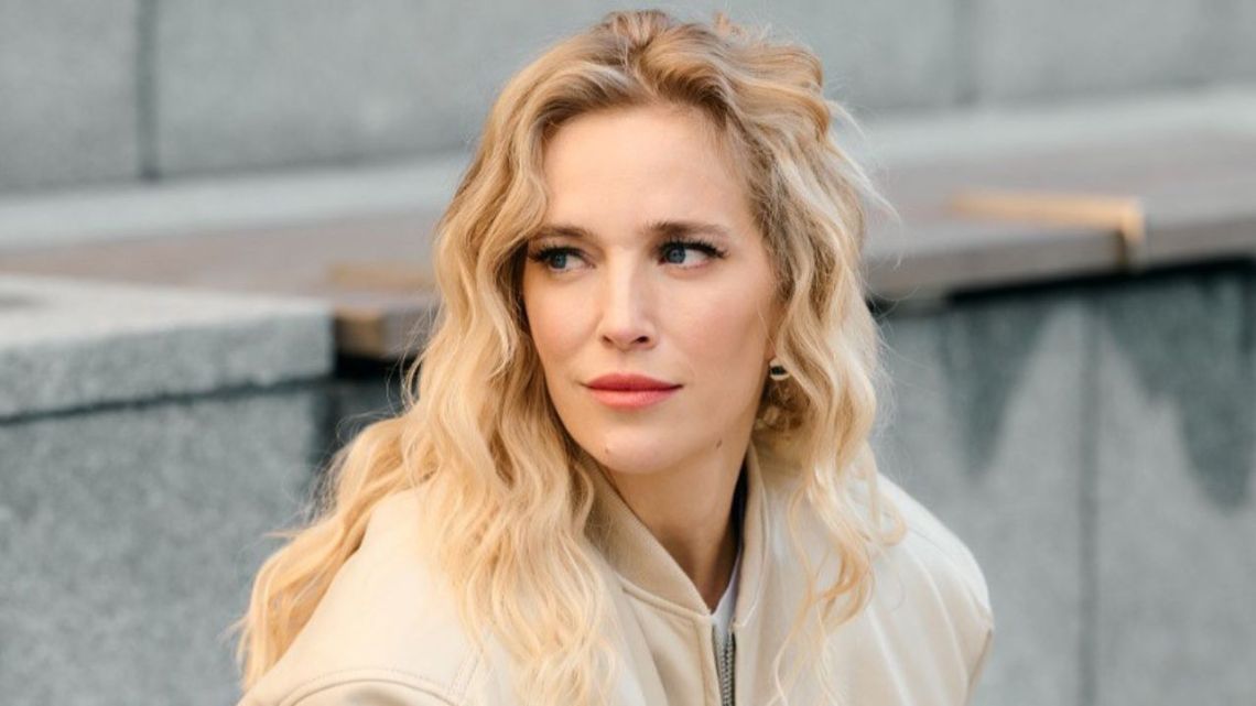 白黒と革で、ルイサナ・ロピラドのスーパープレイ