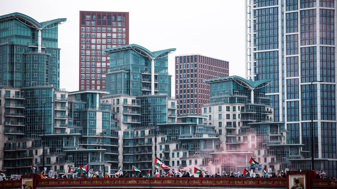 Manifestantes sostienen carteles y ondean banderas palestinas mientras cruzan el puente Vauxhall durante una marcha a favor de Palestina en el centro de Londres, organizada por la Campaña de Solidaridad con Palestina. | Foto:BENJAMIN CREMEL / AFP