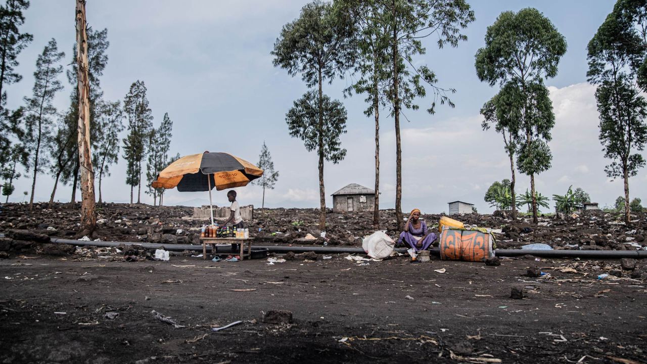Una mujer desplazada descansa junto a la carretera con sus pocas pertenencias en Bulengo, cerca de Goma. | Foto:Jospin Mwisha / AFP