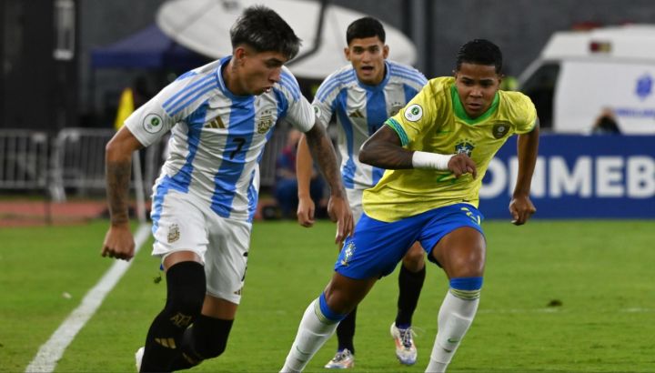 Brasil goleó a Chile y aprovechó la derrota de Argentina ante Paraguay para gritar campeón del torneo.