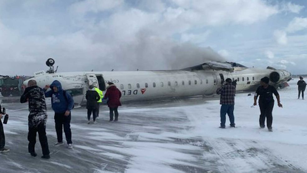 Un CRJ 900 de Delta Airlines se estrelló y quedó volcado en el Aeropuerto Pearson de Toronto.